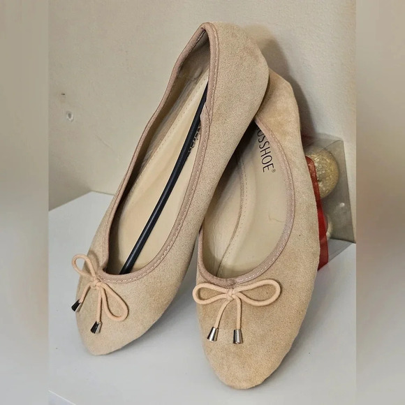 Musshoe bow decor tan flats slip ons - Picture 3 of 9
